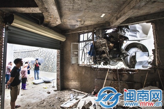 大巴沖下橋后，頂在橋下民房窗戶上