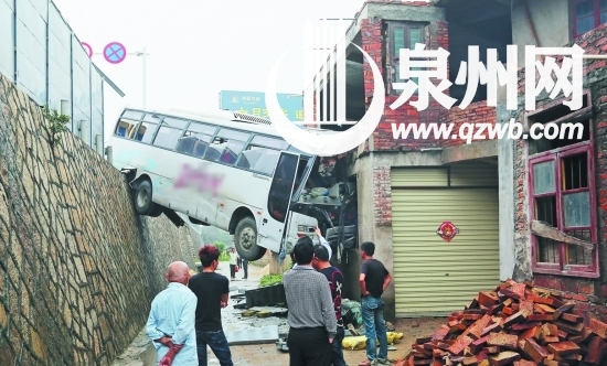 大客車撞上民房后，車身懸空