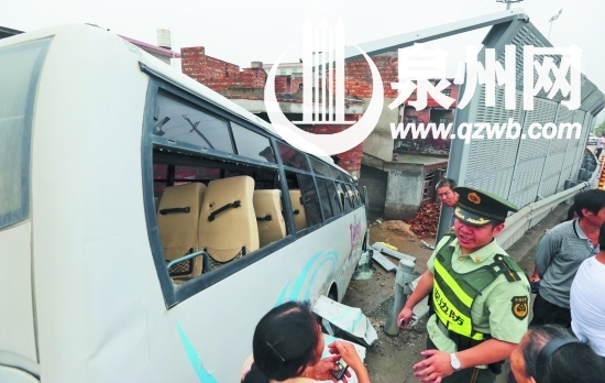 事發(fā)后，乘客從車窗逃生