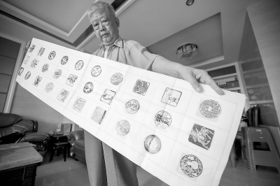 楊堅(jiān)水展示準(zhǔn)備捐贈(zèng)的作品。