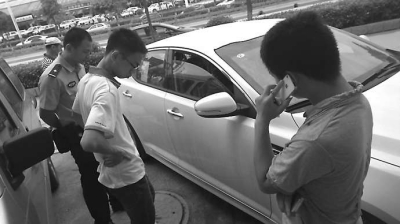 雙方在給新車“驗傷”。