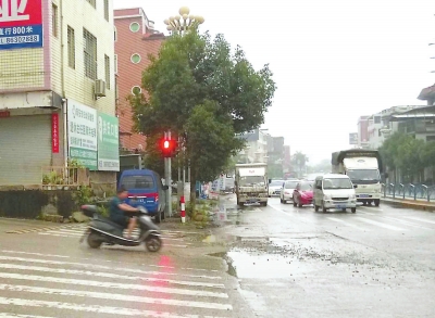 省道308線與溪美蓮塘村交叉路口已安裝燈控設(shè)施，交