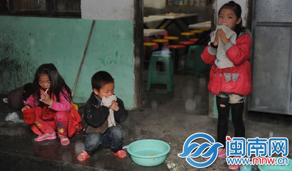 早上6點，孩子們在食堂外打水洗臉