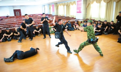 南安警方開(kāi)展武器警械使用專項(xiàng)培訓(xùn)