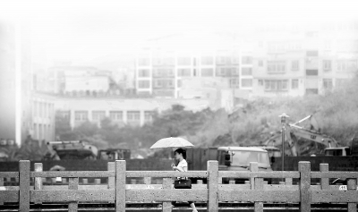 大雨造成市民出行困難。2