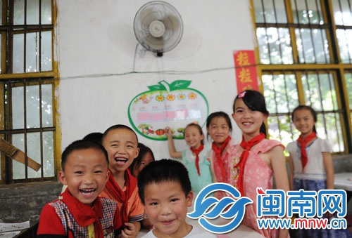 孩子們有了風扇，吃飯不再熱了