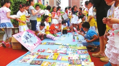5月30日，國專中心小學(xué)開展“紅領(lǐng)巾跳蚤市場”活動