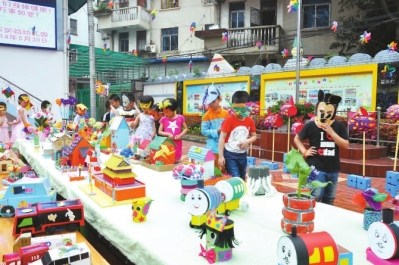 市實(shí)驗(yàn)幼兒園孩子同游校園慶“六一”。