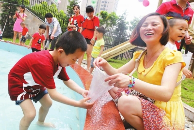 市第二幼兒園孩子與家長一起玩抓泥鰍。