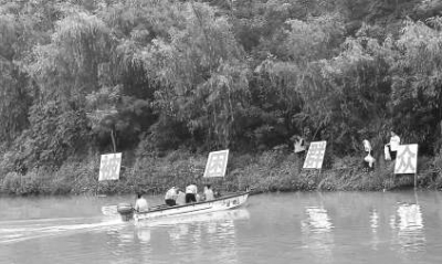 救援人員將“被困”群眾轉(zhuǎn)移到?jīng)_鋒舟上。
