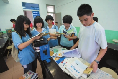 小學妹們找學長討要學習筆記和復習資料。