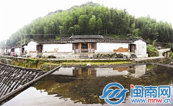 梁披云的故居在青山竹林下，年久失修
