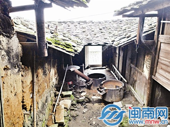 無人看護(hù)，室內(nèi)破敗