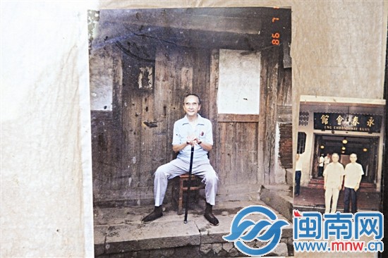 梁披云80歲時回鄉(xiāng)，在故居前留影留書