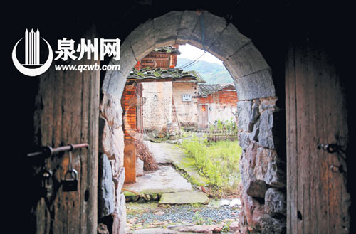 這一石拱門是土樓的邊門，對(duì)面是土樓的配套古厝。