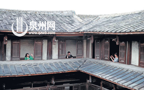 古香古色的土樓對都市人很有吸引力，不少人結(jié)伴前往