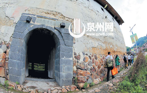 龍通土樓位于偏遠(yuǎn)山村，離感德鎮(zhèn)區(qū)有將近1個(gè)小時(shí)車