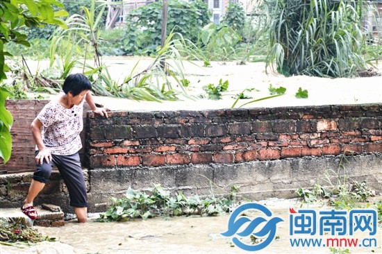 水淹院子，村民涉水而過