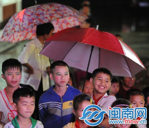 六一晚會(huì)上，妝化得很濃的孩子們