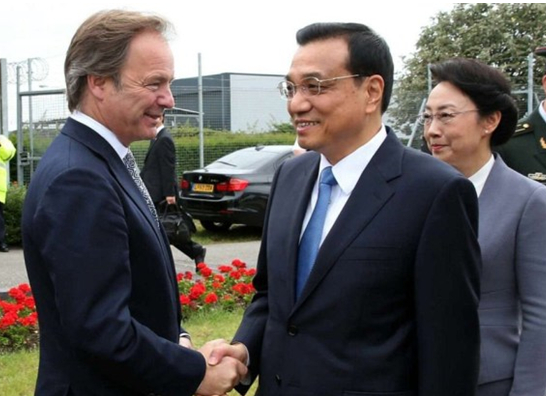 英國政府高級(jí)官員到機(jī)場(chǎng)迎接李克強(qiáng)總理和夫人。