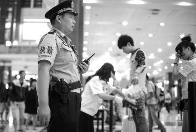 鐵路民警在北京站內(nèi)巡邏，腰間佩帶著警用轉(zhuǎn)輪手槍