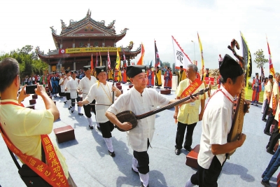 20日，進(jìn)香祭祀活動(dòng)在石井鎮(zhèn)鄭成功祖廟舉行?！”緢?bào)