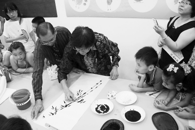 吳怡龍現(xiàn)場(chǎng)用手指作畫(huà)。