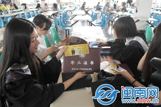 畢業(yè)生們帶著餐券來(lái)到食堂，準(zhǔn)備打飯