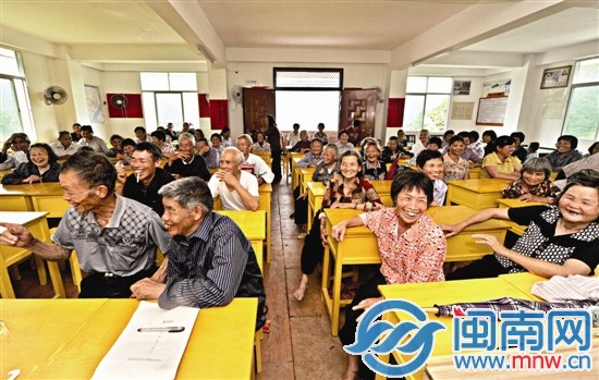 老年學校課堂上，老人們像小學生一樣坐著