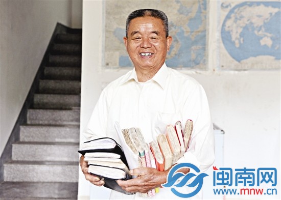 幾年的教學，曾仁山的教學材料已經(jīng)一大摞