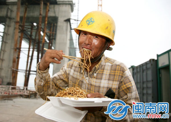 侯師傅正大口吃面，干體力活，飯量不能少