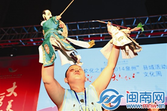 上臺(tái)表演，架勢(shì)足吧！