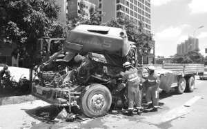 貨車追尾掛車司機被卡駕駛室