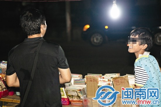 夜里擺攤時，阿興和兒子玩鬧