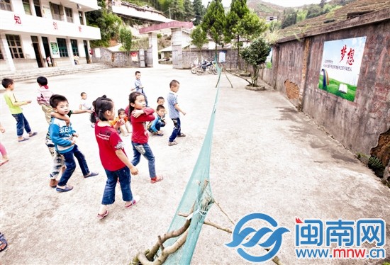 幾名小學(xué)生在操場上玩，學(xué)校的圍墻歪了一邊，用簡易