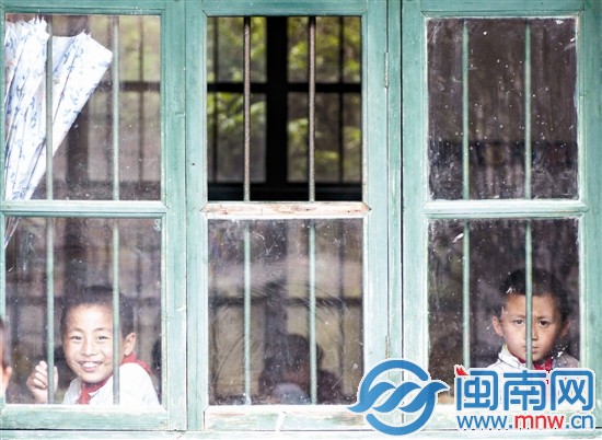 大坂小學(xué)經(jīng)費緊張，一年級的窗戶少了一塊玻璃