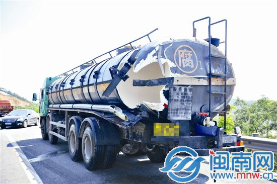罐車(chē)在開(kāi)往廈門(mén)的路上被撞