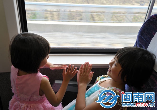 動車上，朱心琴姐妹玩拍手游戲打發(fā)時間
