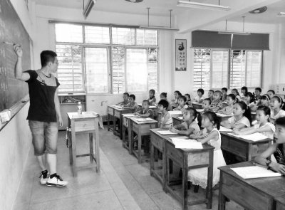 貴峰閩南語吟詩班開班了，學(xué)生正認(rèn)真地跟老師學(xué)唱詩