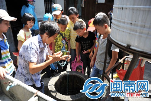 阿婆輕松就打上了一桶井水，小記者們看呆了