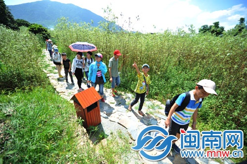 踏青石板上，游走美麗鄉(xiāng)村，小記者流連忘返