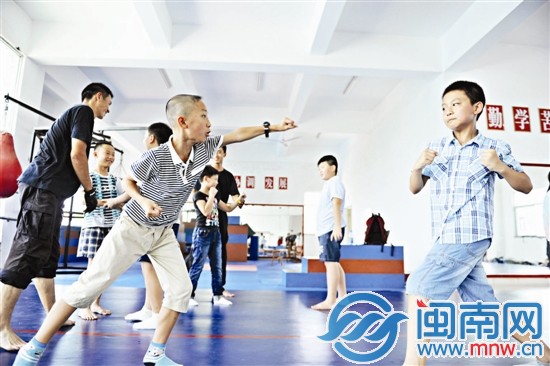 別看個(gè)子小，揮起拳來(lái)也帶勁