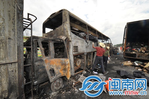 事故現(xiàn)場，工作人員在轉(zhuǎn)移遇難乘客遺體