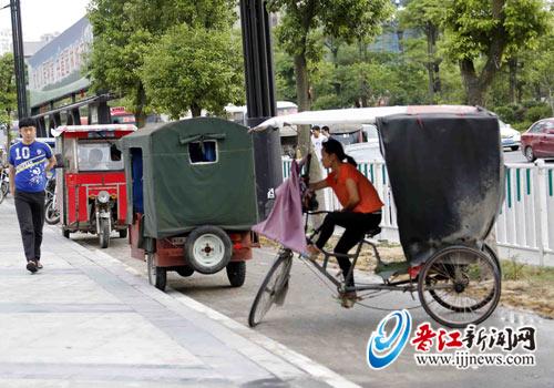 在路邊候客的“三腳虎”。