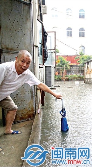 沉洲路，居民試探積水有多深