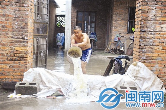 市民陳先生說，雨一直下，舀水于事無補