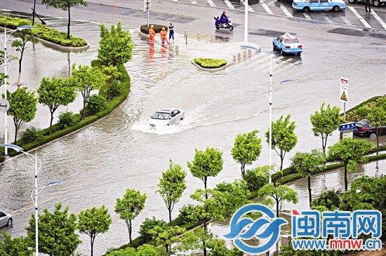 昨日15點(diǎn)36分，瑞泰街，一輛汽車在水中激起浪花