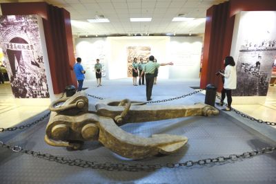 北洋水師旗艦“定遠(yuǎn)”號的鐵錨昨天亮相軍博抗日展覽。